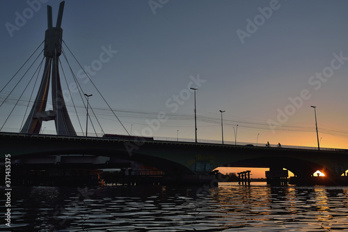 Por de sol atrás de uma ponte