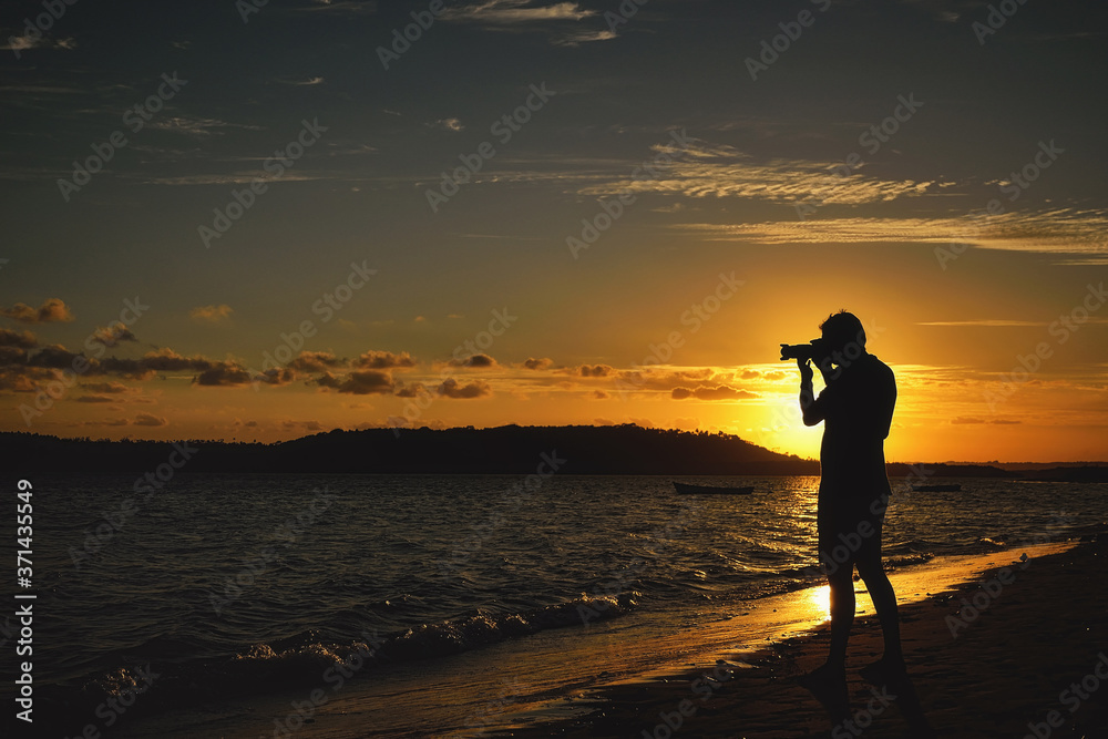 Fotógrafo tirando uma foto do por do sol