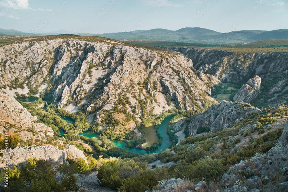 Zrmanja Canyon, Fluss schlängelt sich durch Schlucht, Kroatien Zrmanja Canyon, Fluss schlängelt sich durch Schlucht, Kroatien