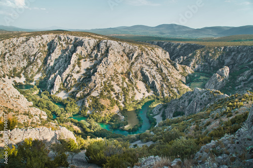 Zrmanja Canyon, Fluss schlängelt sich durch Schlucht, Kroatien