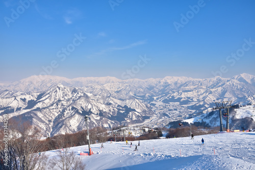冬晴れのガーラ湯沢スキー場からの景色