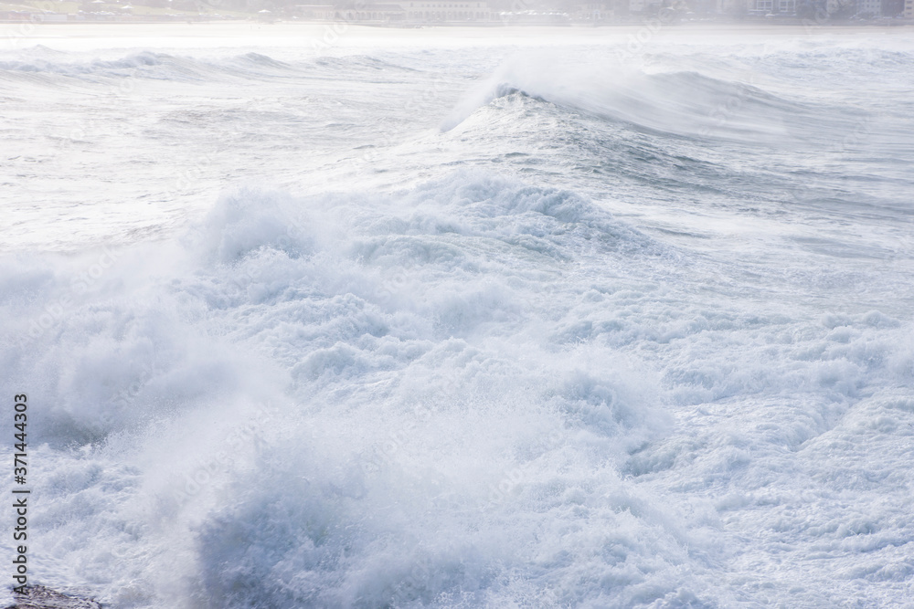 Obraz premium Foamy stong waves crashing in the ocean