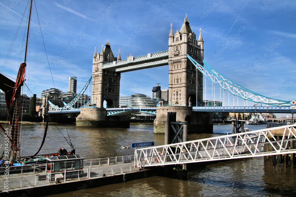 Fototapeta premium A view of Tower Bridge in London