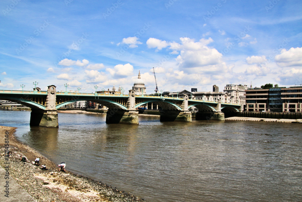 bridge over the river thames in London