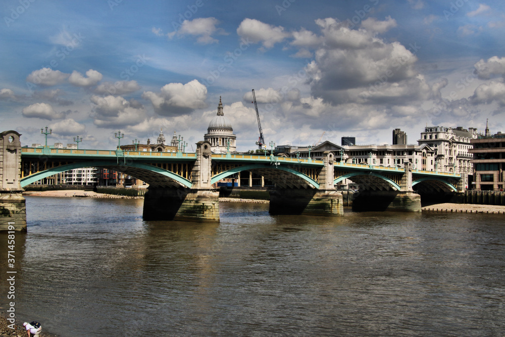 Fototapeta premium bridge over the river thames