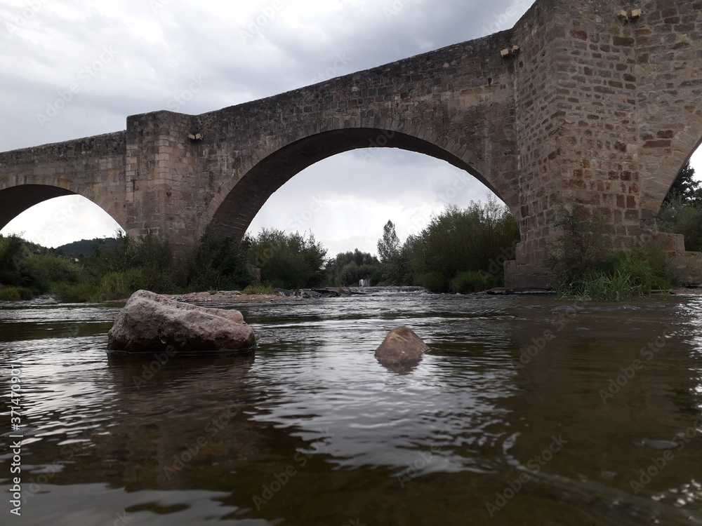 Fototapeta premium pont en pierre au dessus d'une rivière