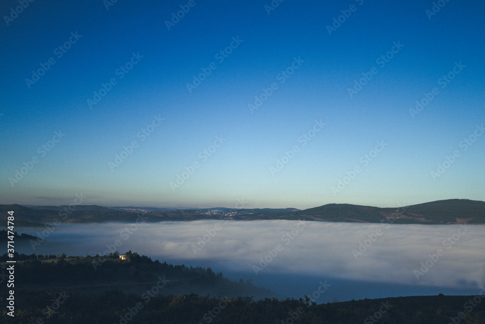 uma paisagem com nevoeiro