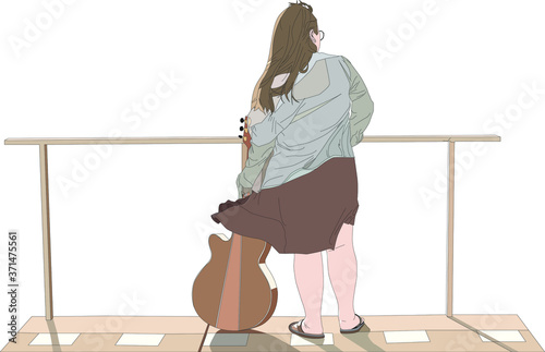A plump woman with her back turned her back on the guitar, looking at the viewpoint.