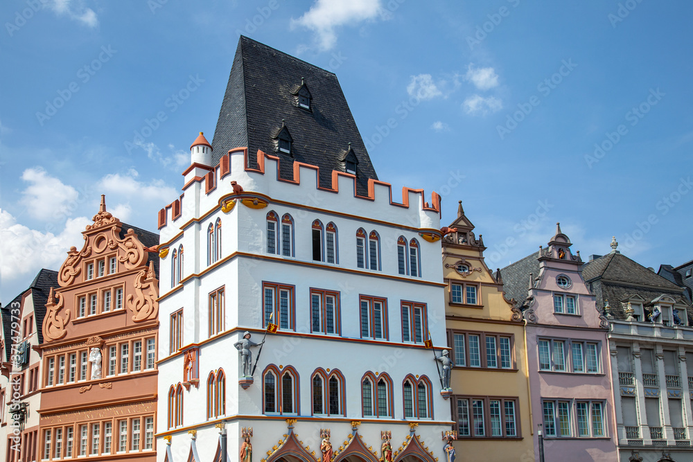 Obraz premium historische Fachwerkhäuser am Hauptmarkt in Trier , Rheinland Pfalz, Deutschland