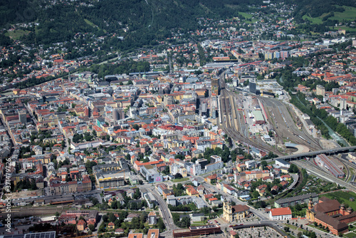 Fototapeta Naklejka Na Ścianę i Meble -  Flug über das Zentrum von Innsbruck in Oesterreich 5.7.2020