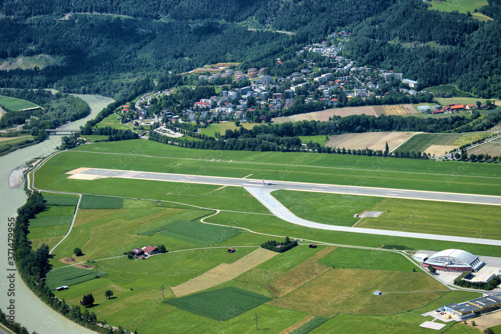 Landebahn vom Flughafen Innsbruck in Oesterreich 5.7.2020 Landebahn vom Flughafen Innsbruck in Oesterreich 5.7.2020