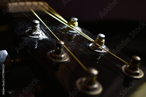 Stroiki gitary akustycznej z nawiniętymi strunami © dysania