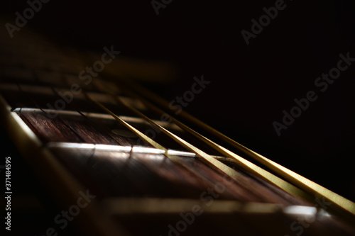 Struny gitary akustycznej na gryfie © dysania