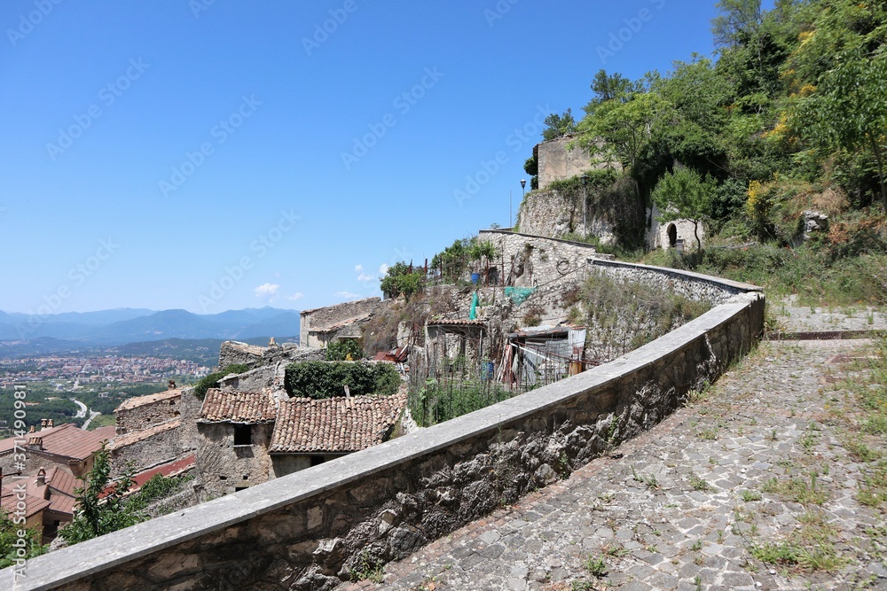 Fototapeta premium Pesche - Scorcio del borgo dal sentiero