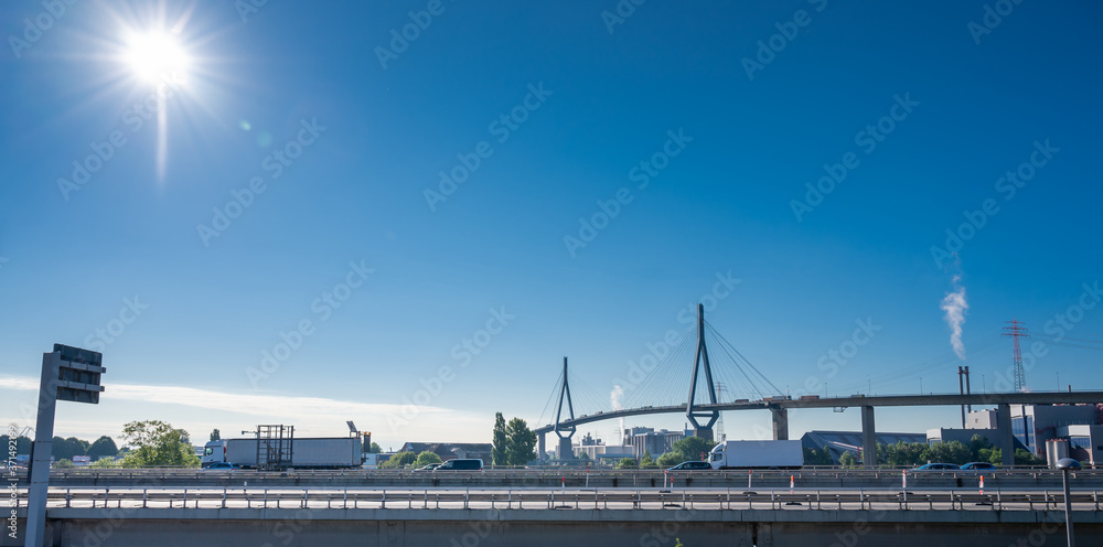 Stau auf der Autobahn A7 vor dem Elbtunnel. Im Hintergrund ist die Köhlbrandbrücke in Hamburg.
