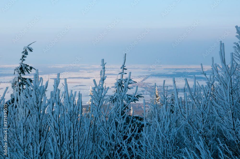 Zimowy widok ze szczytu na doliny - obrazy, fototapety, plakaty 