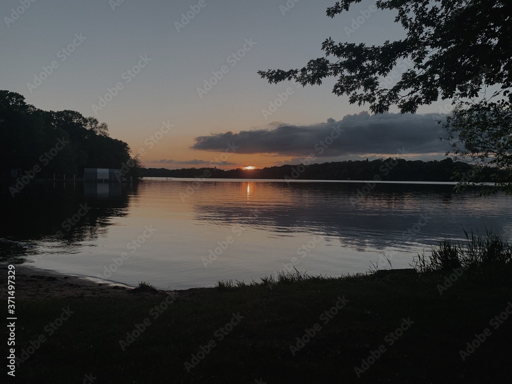 Obraz premium sunset over lake