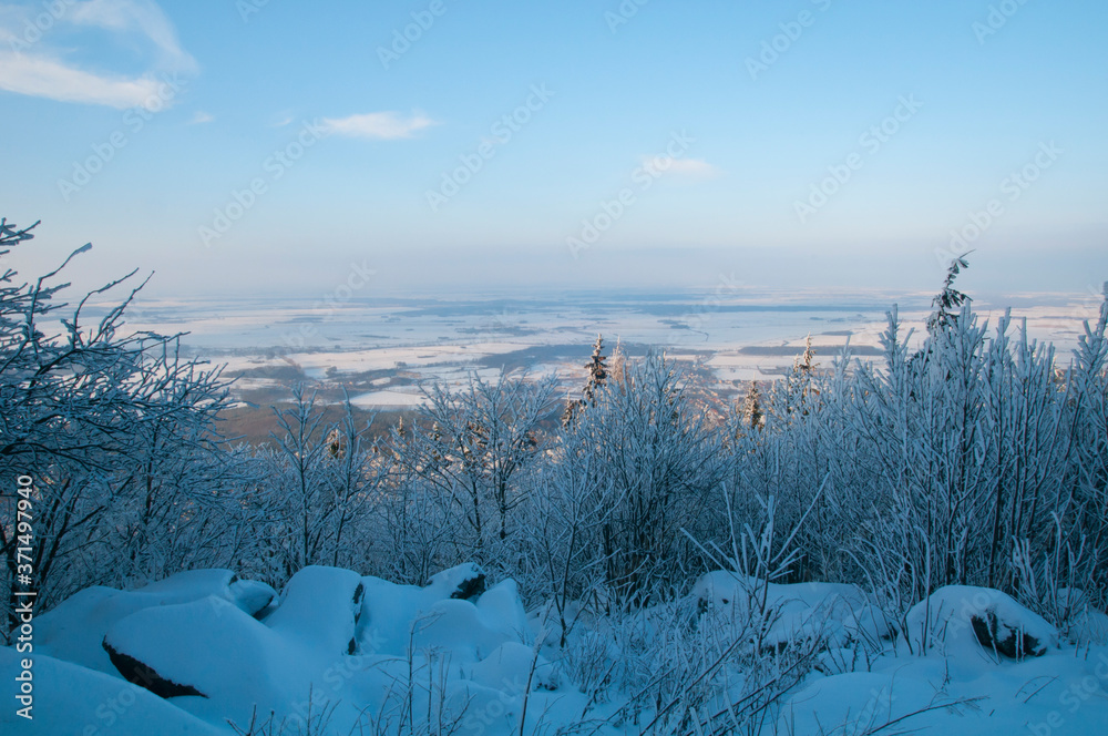 Zimowy widok ze szczytu na doliny - obrazy, fototapety, plakaty 
