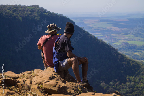 Amigos sentados en una montaña