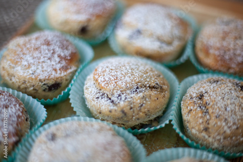 Muffin mini di banana bread con gocce di cioccolato e zucchero a velo.