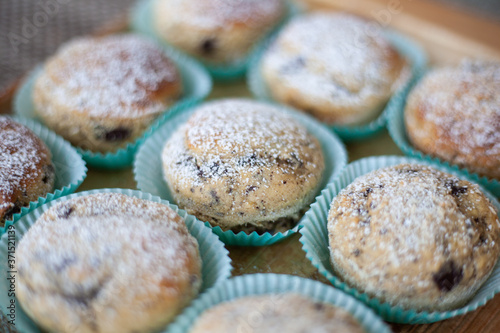 Muffin mini di banana bread con gocce di cioccolato e zucchero a velo.