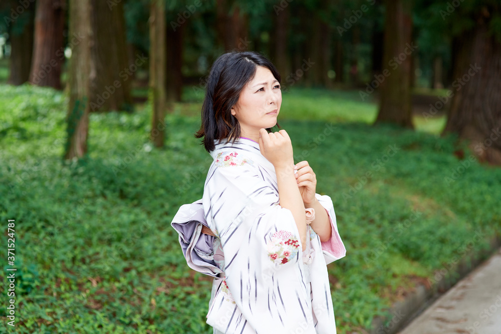 害虫に刺される女性