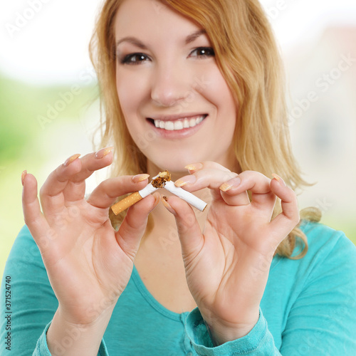 Frau hört auf zu rauchen