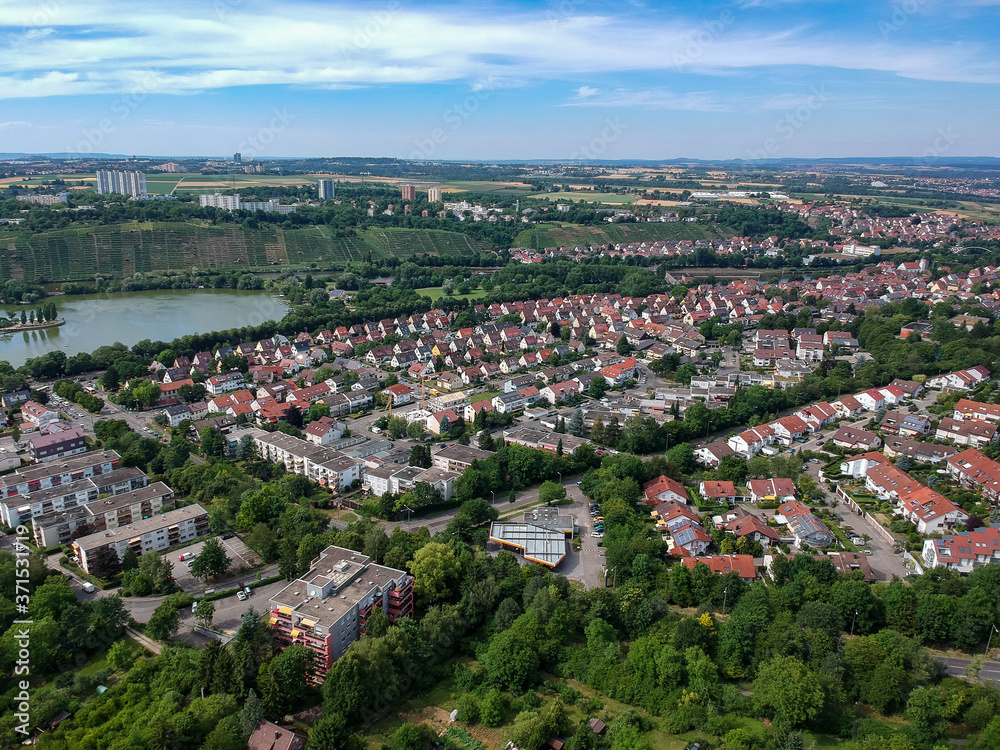 Luftaufnahme von Stuttgart Hofen mit Max-Eyth-See im Hintergrund zum 900 Jahre Jubiläum des Ortes
