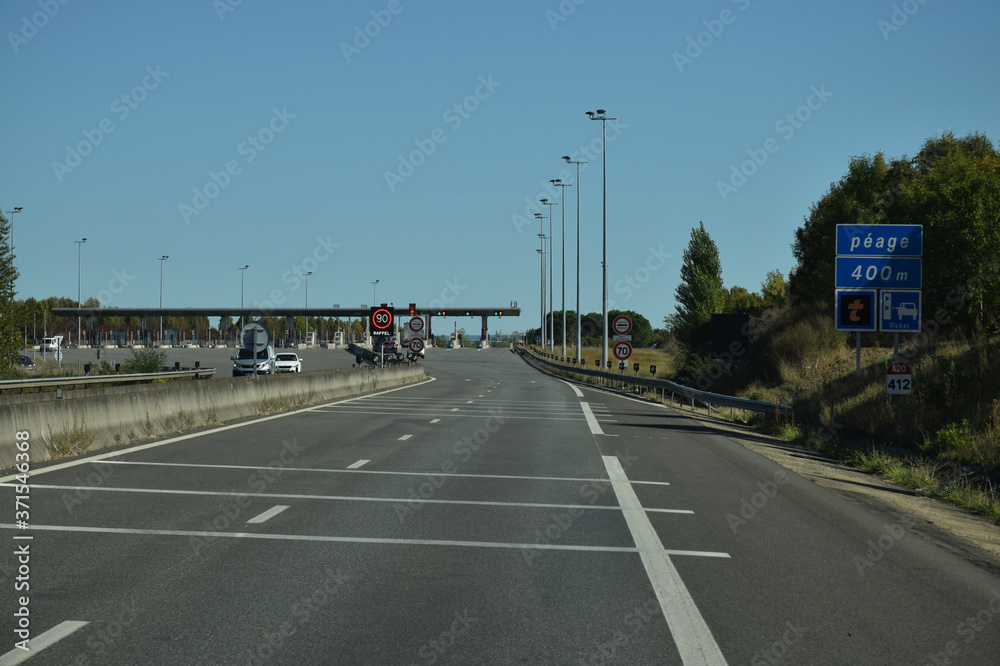 En roulant : péage sur l'autoroute A62.