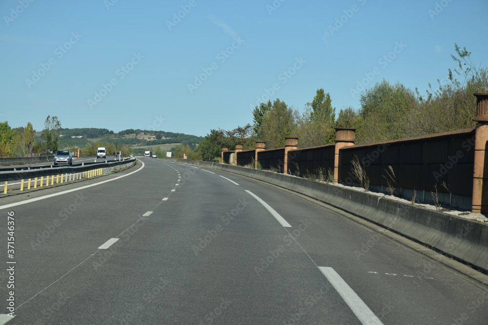 En roulant, mur anti-bruit sur l'autoroute A62. En roulant, mur anti-bruit sur l'autoroute A62.