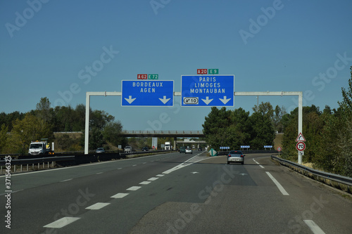 En roulant : bifurcation de deux autoroutes : A62 et A20. © Georges Blond