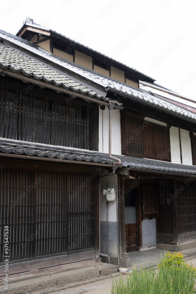 Old house with small roof in Unno Station on Hokkoku Road in Tomi City, Nagano Prefecture Old house with small roof in Unno Station on Hokkoku Road in Tomi City, Nagano Prefecture
