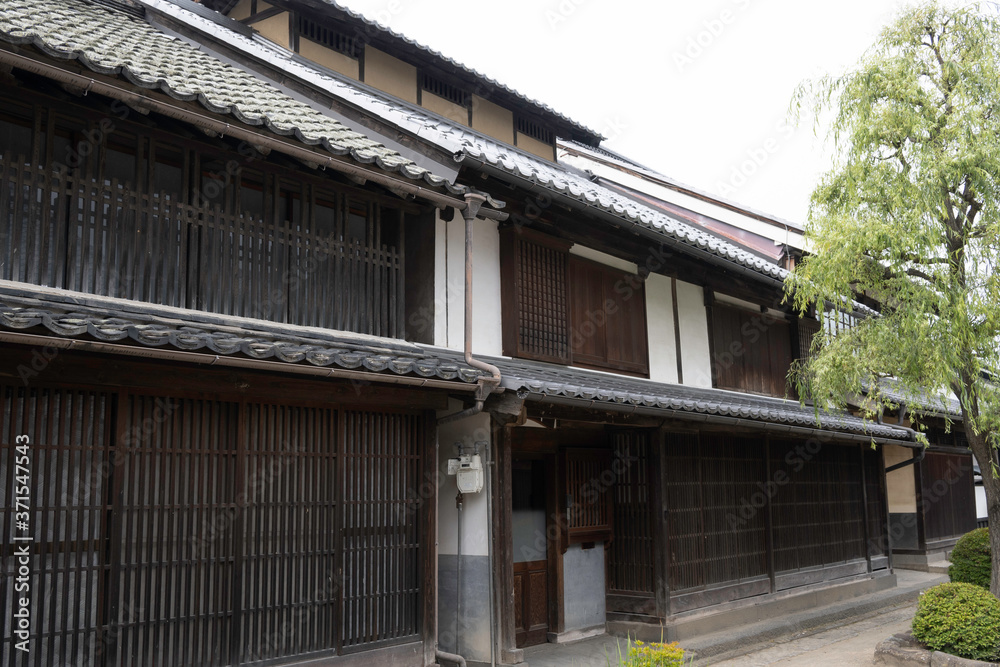 Old house with small roof in Unno Station on Hokkoku Road in Tomi City, Nagano Prefecture Old house with small roof in Unno Station on Hokkoku Road in Tomi City, Nagano Prefecture