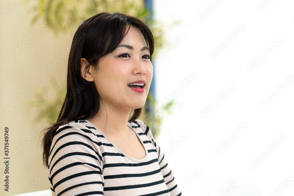 仕事をする女性社員 仕事をする女性社員
