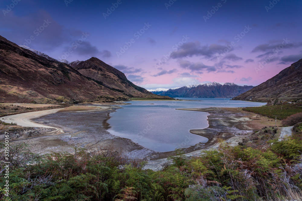 Naklejka premium Sunset over lake, New Zealand