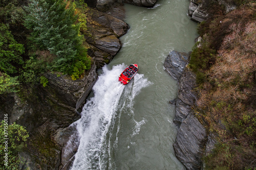 Fotografie Jet boat in narrow gorge, Shotover, New Zealand