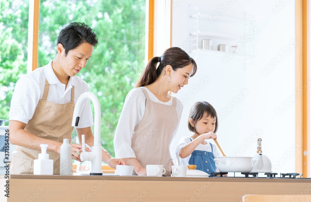 仲良くご飯を作る親子