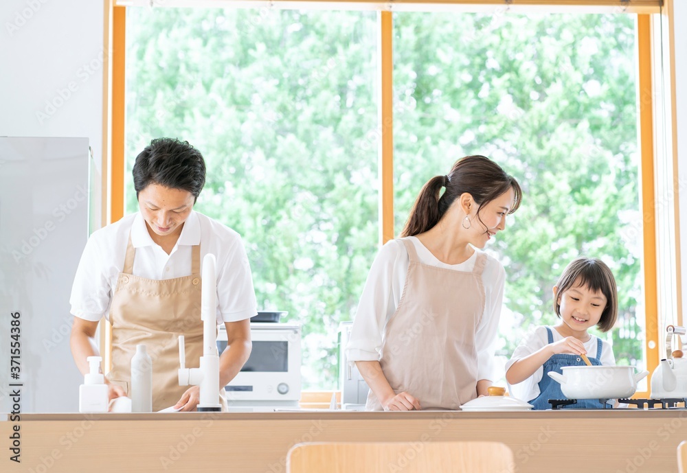 仲良くご飯を作る親子 仲良くご飯を作る親子