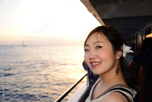 ハワイオアフ島のサンセットと女性