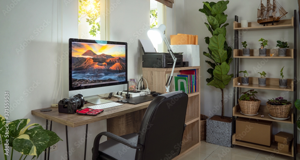 Φωτογραφία Small homeoffice for photographer with plants decor and Bromo Mt picture on the