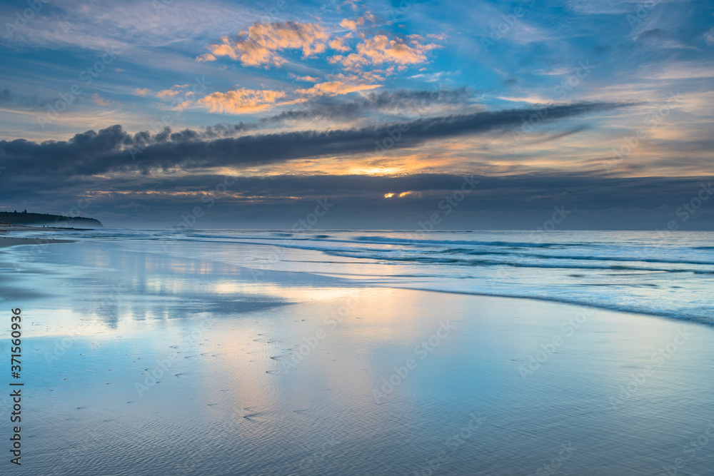Obraz premium Sunrise Seascape with Clouds and Ships on the Horizon
