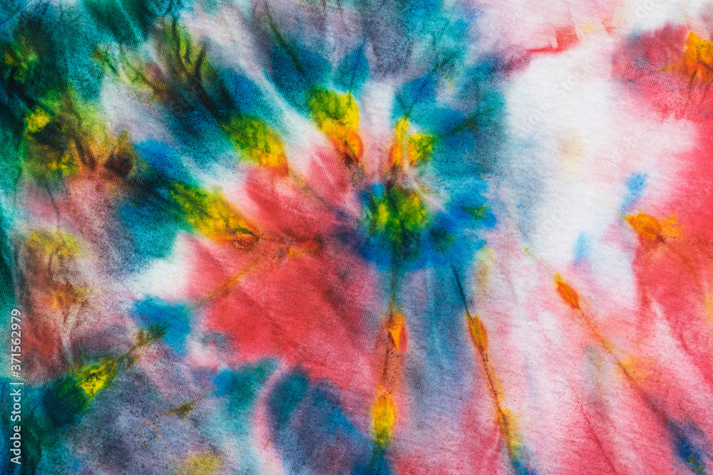 Five-color tie dye pattern on the fabric.