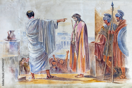 Canvastavla BARCELONA, SPAIN - MARCH 5, 2020: The modern fresco Jesus beforie Pilate in the atrium of church Església de la Concepció from 19