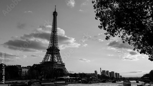 Fototapeta Naklejka Na Ścianę i Meble -  Black and white photo of the Eiffel Tower