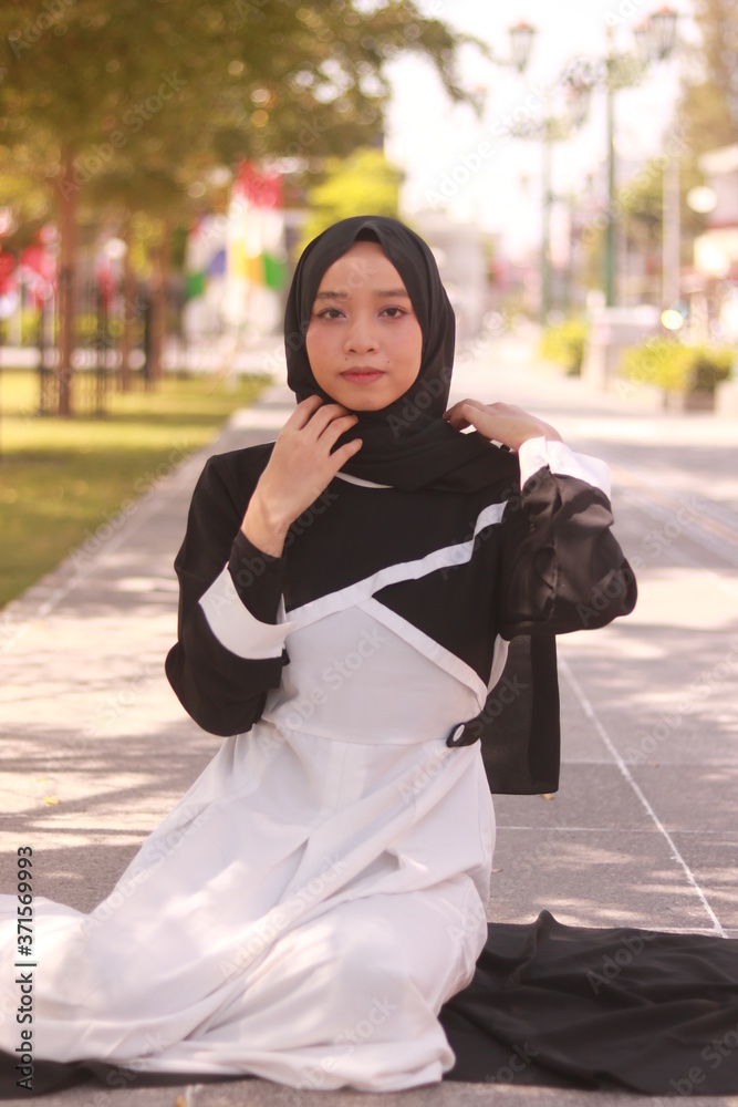 Obraz premium Fashion portrait of young beautiful asian muslim woman with wearing hijab
