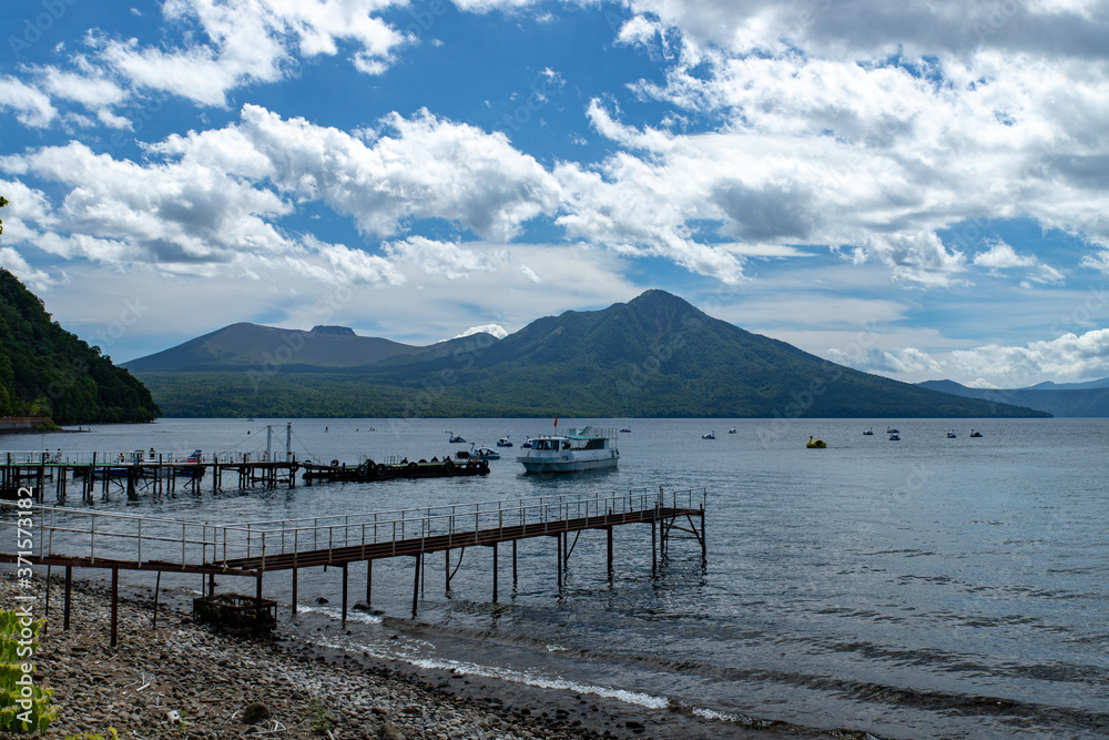 北海道の風景　晴れた日の美しい支笏湖