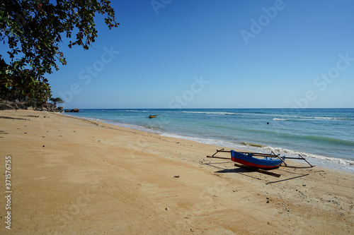 Obraz na płótnie Timor Leste beach near Baucau with traditional wooden catamaran style boats w salonie