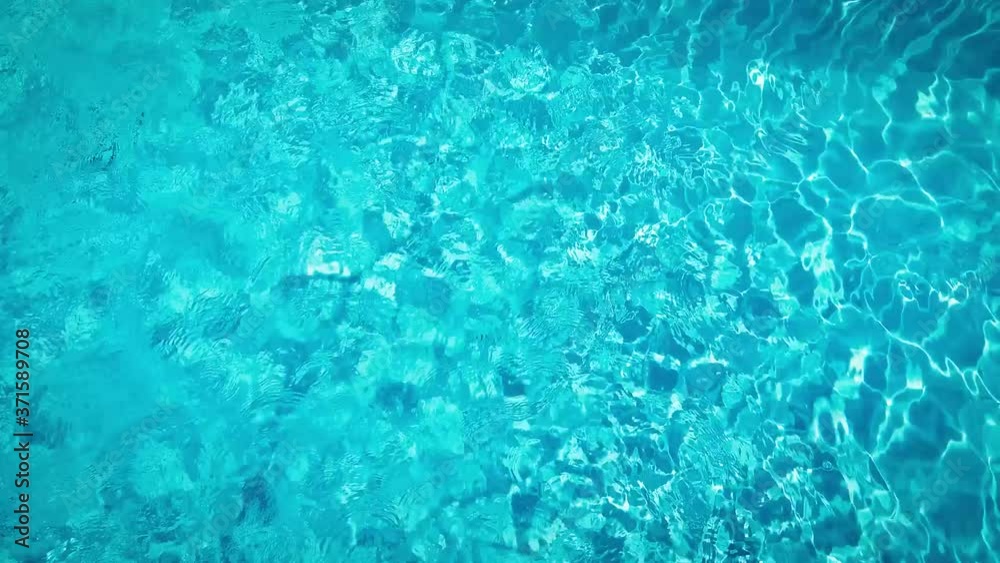 Schöne Wasseroberfläche im Pool Schöne Wasseroberfläche im Pool