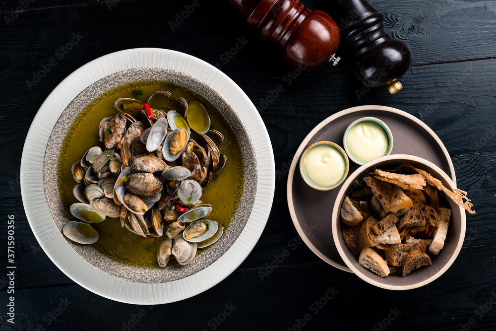 clams and bread with sauce top view