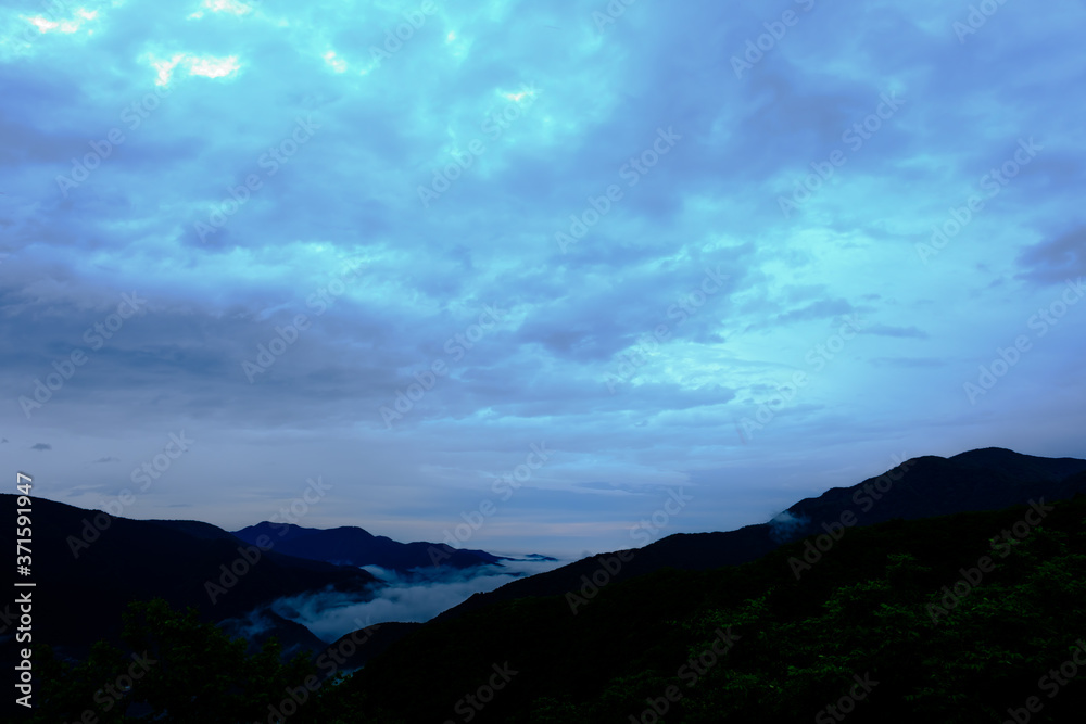山 山